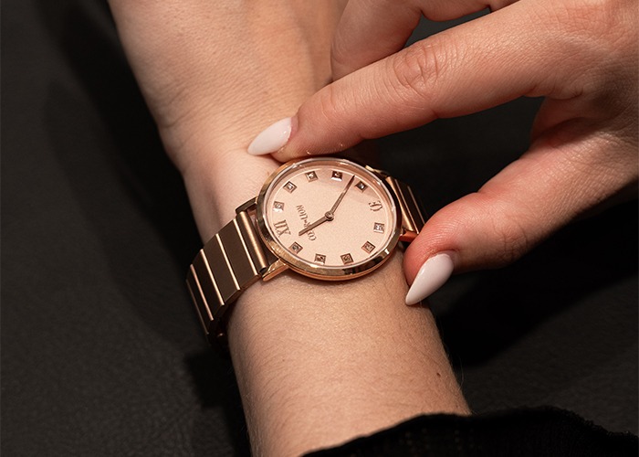 Elegante Damenuhr mit Schmuckdesign bei Zeitglanz Korbach